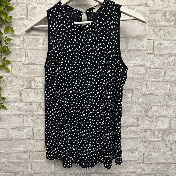 Loft Ann Taylor sleeveless blouse women’s size medium‎ black and white print - Picture 1 of 4